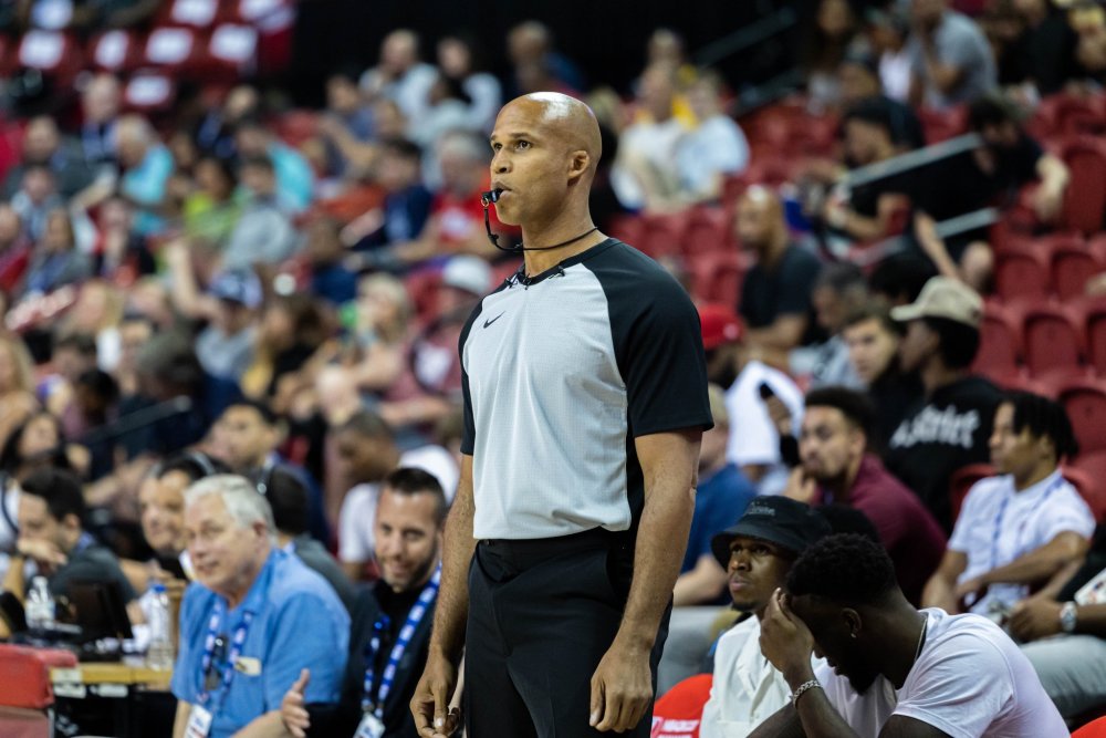 上海久事训练开放日；今晚单刀错失引欢呼；NBA常规赛在即；细节决定成败