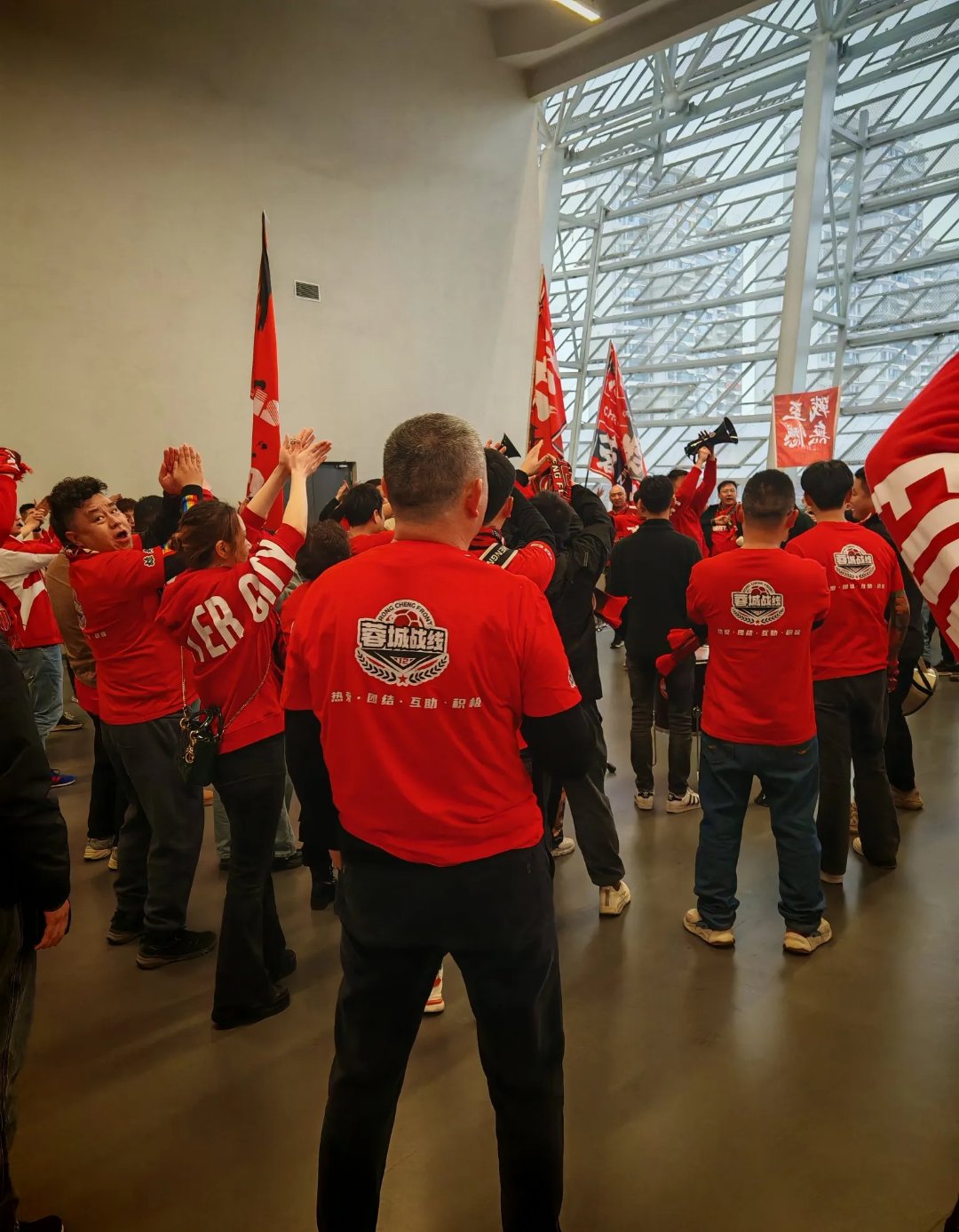 国际比赛日突围战来临,成都蓉城围绕欧超杯刷新队史纪录,底气十足,身体对抗强度拉满 国际比赛日突围战来临,成都蓉城围绕欧超杯刷新队史纪录,底气十足,身体对抗强度拉满