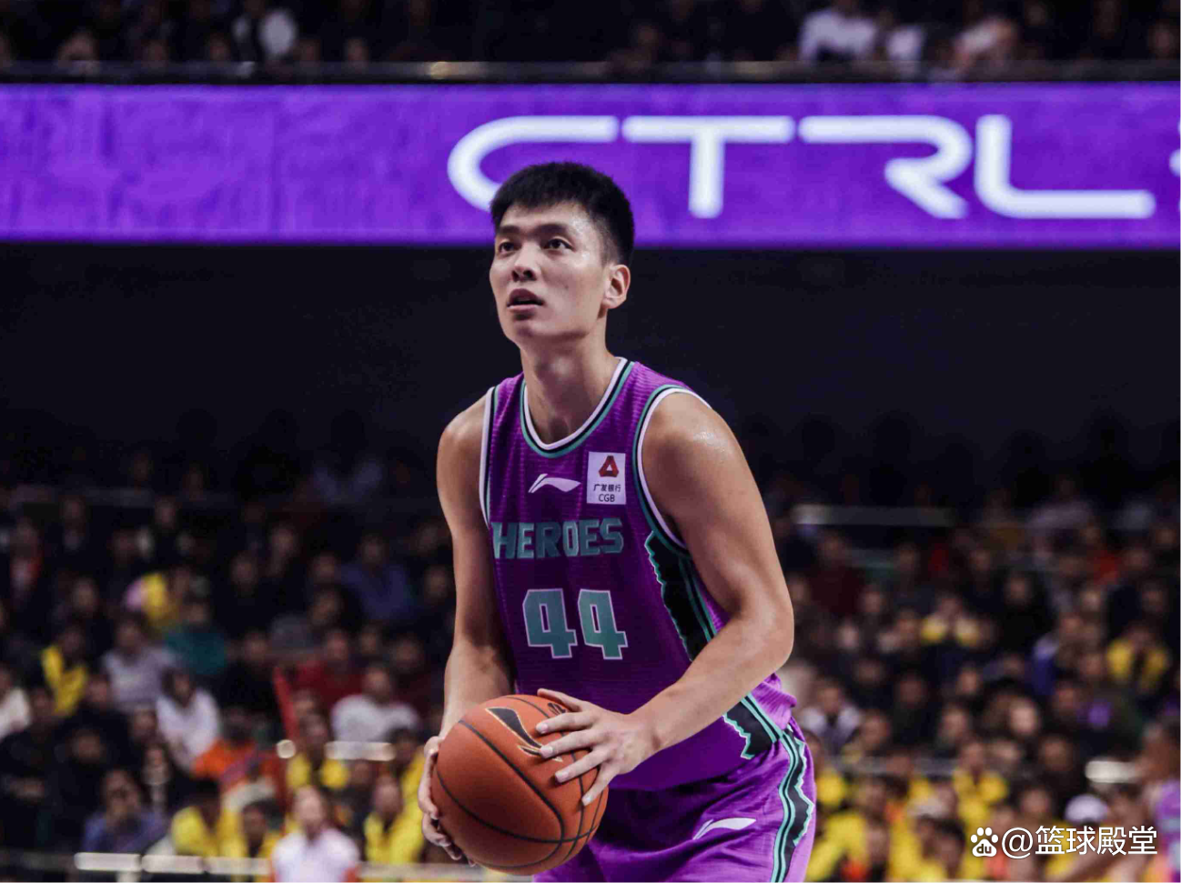 社区盾赛前再迎强敌，山东男篮队长鼓劲，主帅态度：气氛紧张，年轻球员得到机会的简单介绍